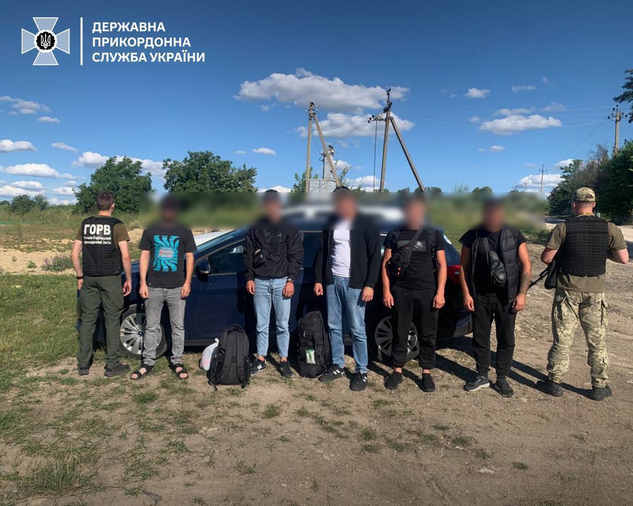 They were traveling in three cars: the border guards caught the group