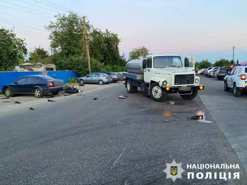 На Київщині мотоцикліст на швидкості в’їхав у автоцистерну: є загиблий. Подробиці і фото dqxikeidqxidqeant