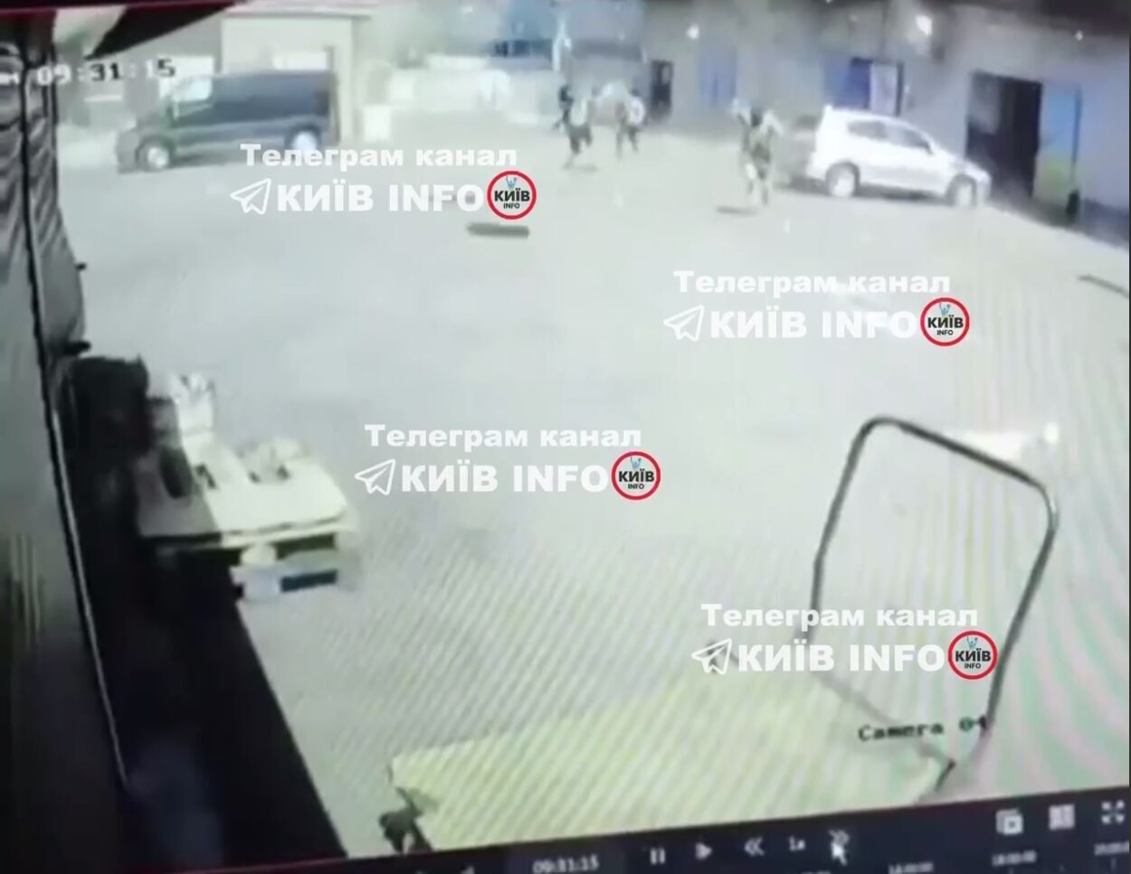 People ran away in panic: the moment rocket debris fell in Kyiv on July 8 was caught on video dqxikeidqxidqeant