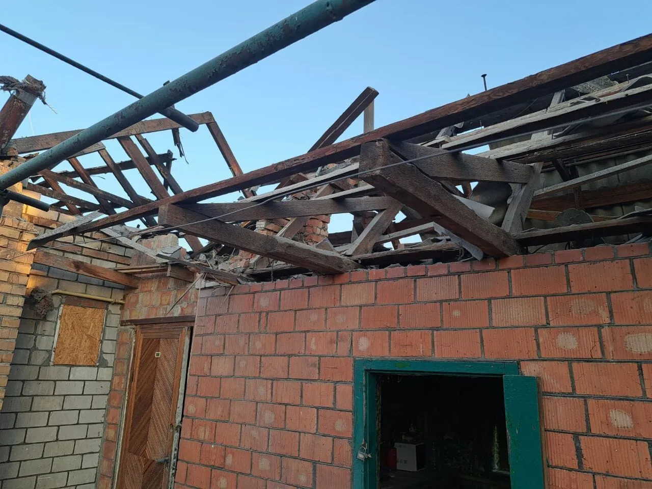 На Дніпропетровщині після ударів РФ спалахнули пожежі, є постраждала. Фото