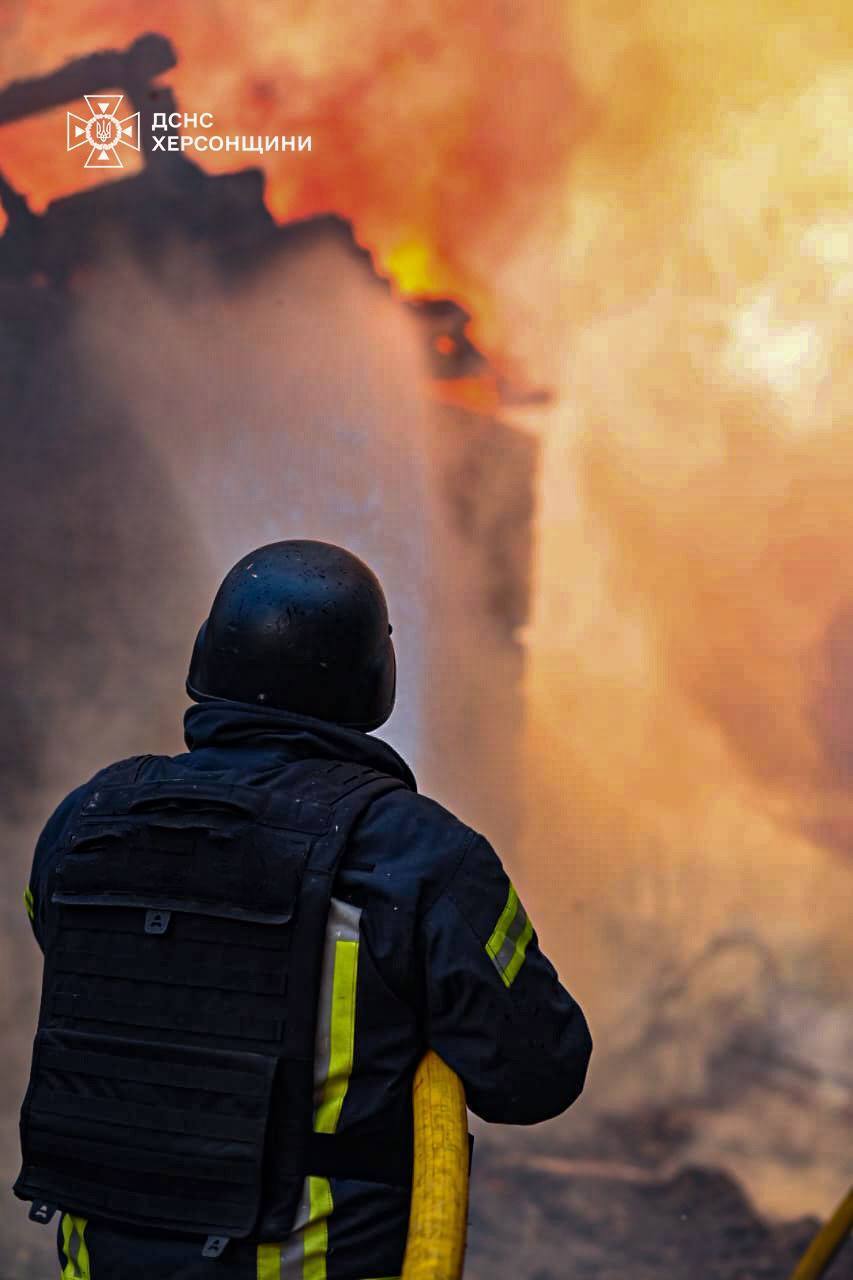 Россияне обстреляли жилой район Херсона: загорелись пять жилых домов. Фото