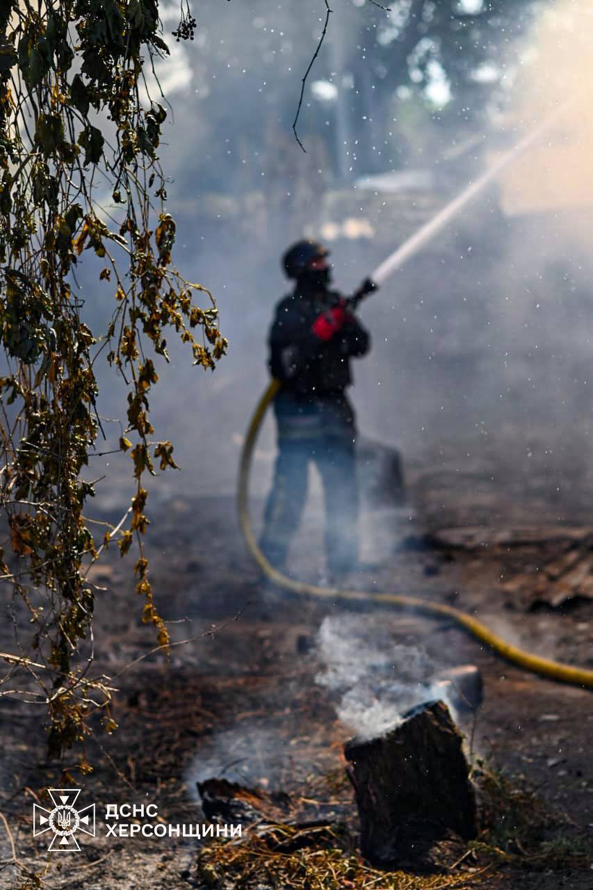 The Russians shelled a residential area of Kherson: five residential buildings caught fire. Photo dqxikeidqxidqrant
