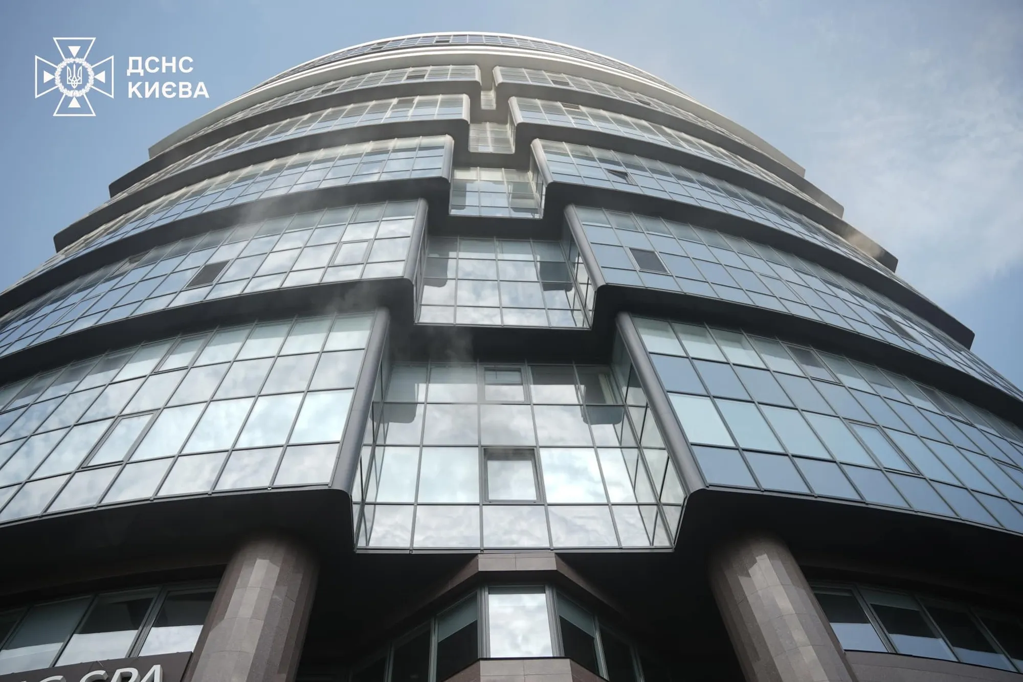 У Києві горів відомий бізнес-центр: названо причину пожежі. Фото і відео dqxikeidqxidqeant