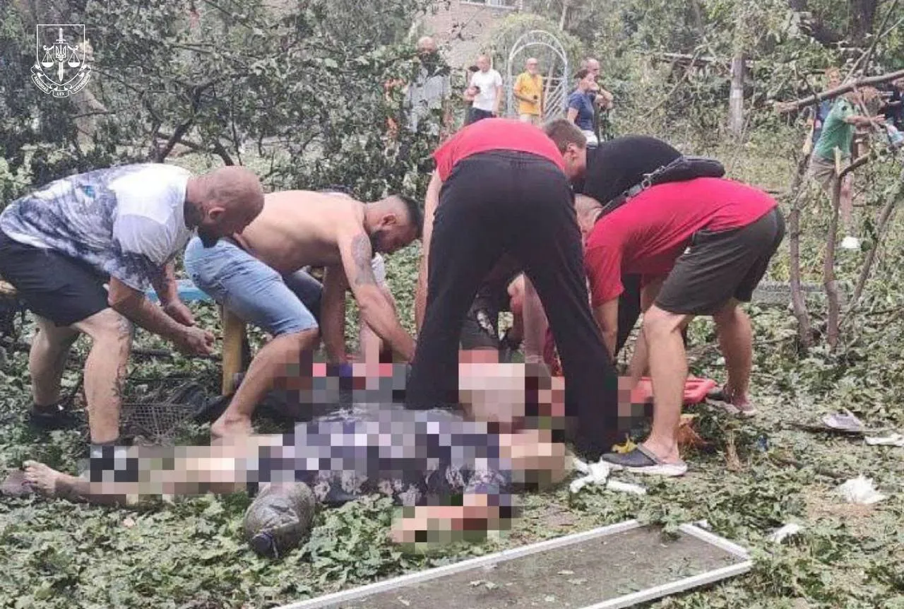 Россияне обстреляли жилой район Николаева: попали в детскую площадку, есть погибшие и пострадавшие. Фото