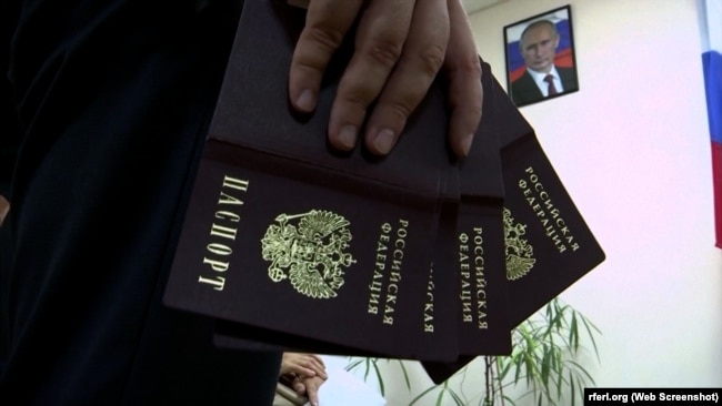 По словам депортированных заключенных, им предлагали брать российское гражданство.