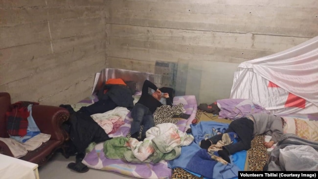 Помещение на грузинской границе, в котором находятся депортированные экс-осужденные