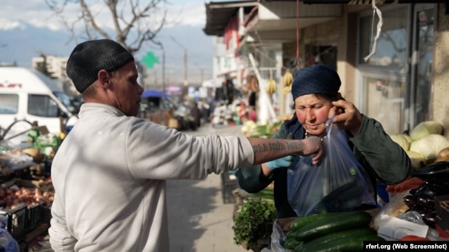 Руслан покупает продукты на рынке
