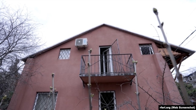 Дом, в котором живут депортированные экс-осужденные в Тбилиси