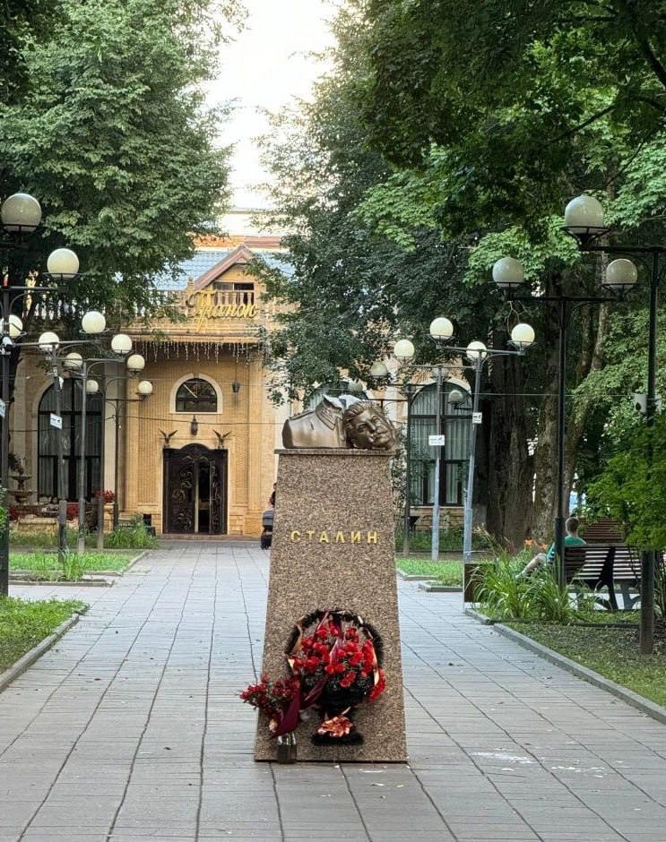 В российском Звенигороде кувалдой обезглавили бюст Сталина: фото и видео dqxikeidqxidqrant