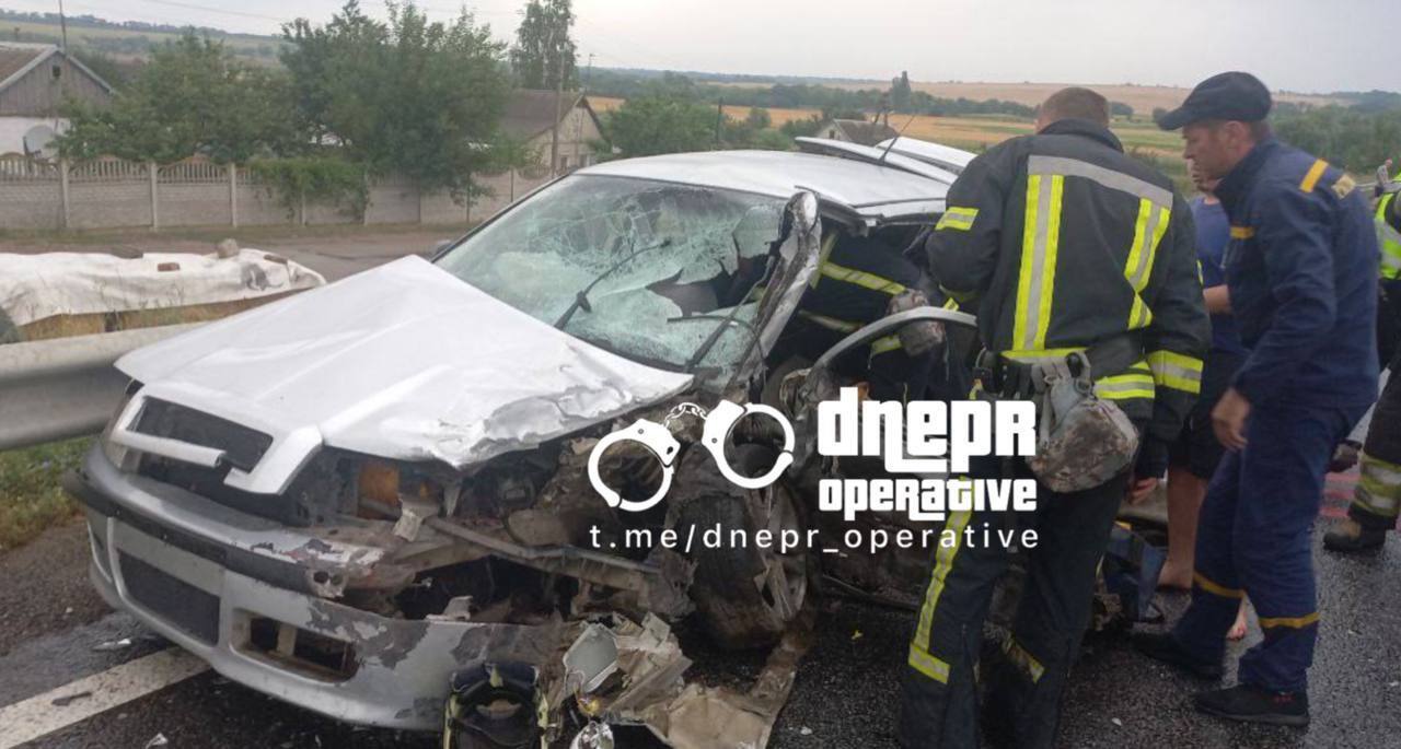 Mercedes вилетів на зустрічну: на трасі Кривий Ріг – Дніпро сталася ДТП, серед постраждалих троє дітей. Фото