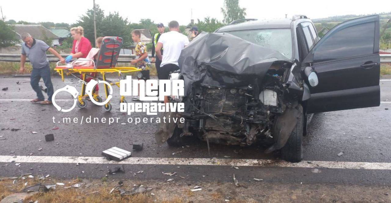 Mercedes вилетів на зустрічну: на трасі Кривий Ріг – Дніпро сталася ДТП, серед постраждалих троє дітей. Фото dqxikeidqxidqrant