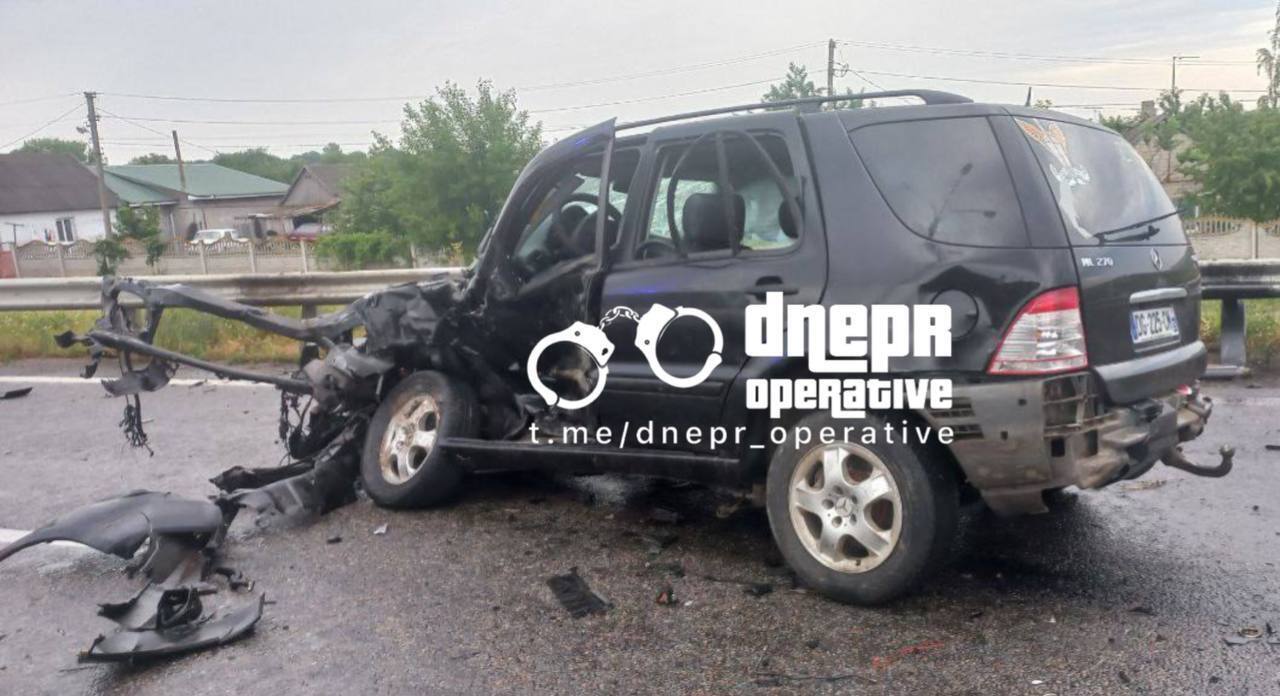 Mercedes вилетів на зустрічну: на трасі Кривий Ріг – Дніпро сталася ДТП, серед постраждалих троє дітей. Фото
