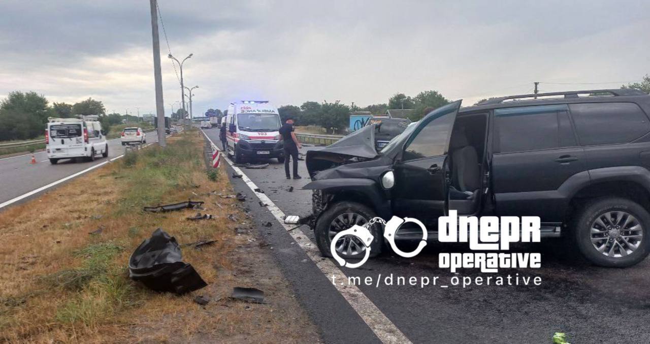 Mercedes вилетів на зустрічну: на трасі Кривий Ріг – Дніпро сталася ДТП, серед постраждалих троє дітей. Фото