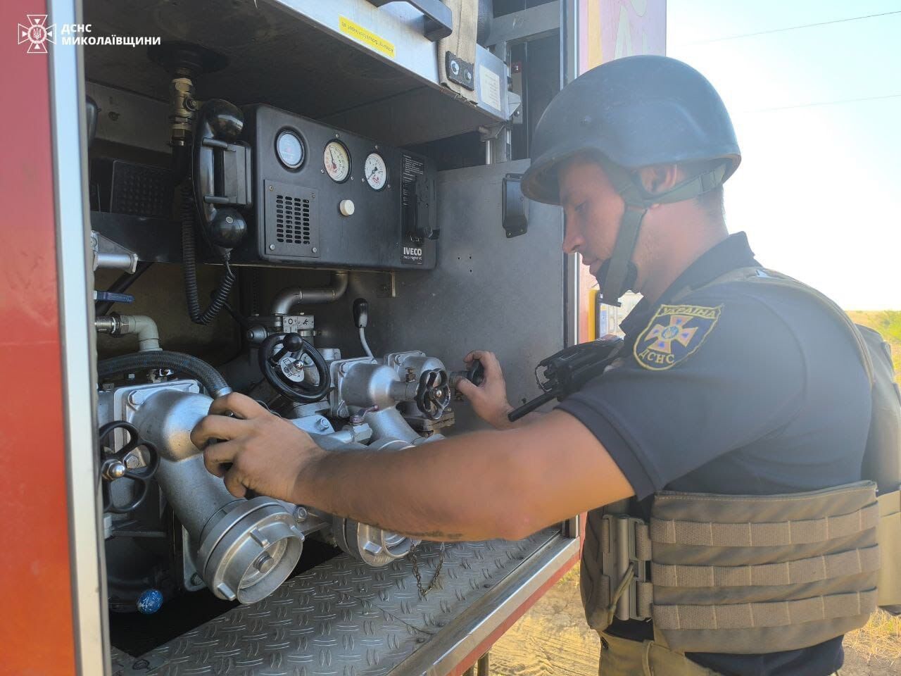 Під Миколаєвом продовжується масштабна пожежа, є загроза вибухів. Фото