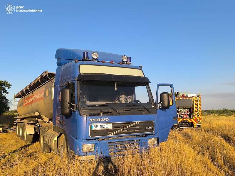Під Миколаєвом продовжується масштабна пожежа, є загроза вибухів. Фото