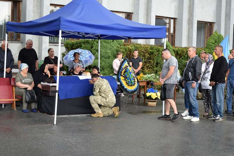 Віддав життя за Україну: на Хмельниччині попрощалися зі стрільцем, який загинув у боях на Запорізькому напрямку. Фото