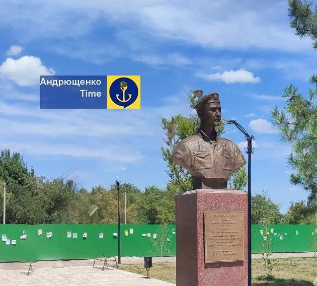 Окупанти в Маріуполі встановили пам’ятник вбивці місцевих жителів. Фото dqxikeidqxidqrant