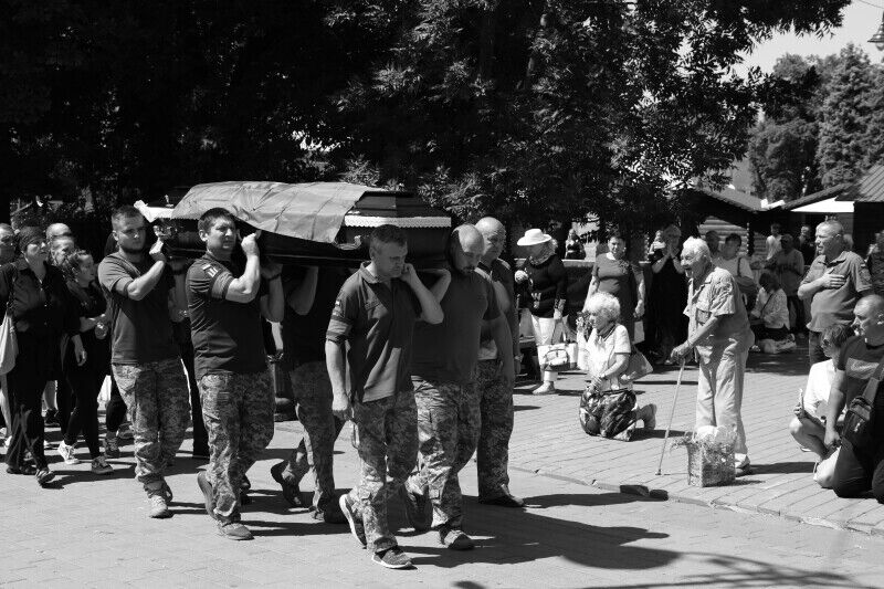 Йому назавжди буде 28: у Луцьку попрощалися з командиром мотопіхотного відділення, який загинув в боях за Україну. Фото