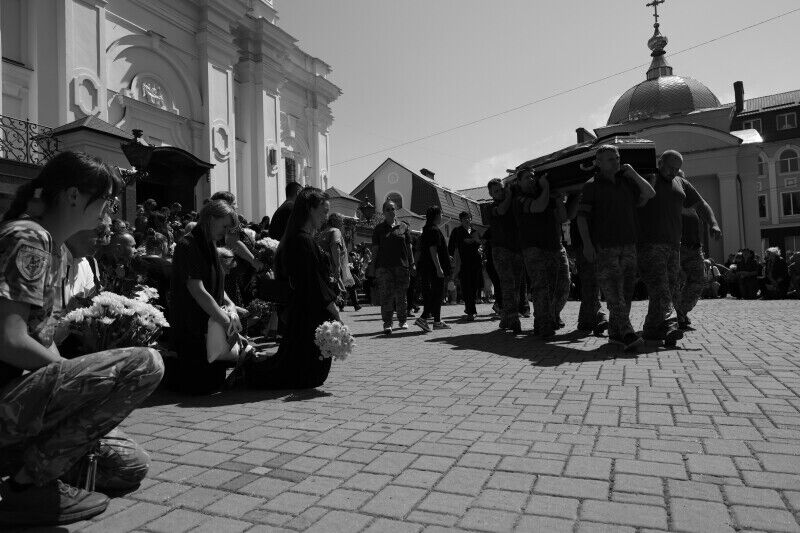 Йому назавжди буде 28: у Луцьку попрощалися з командиром мотопіхотного відділення, який загинув в боях за Україну. Фото