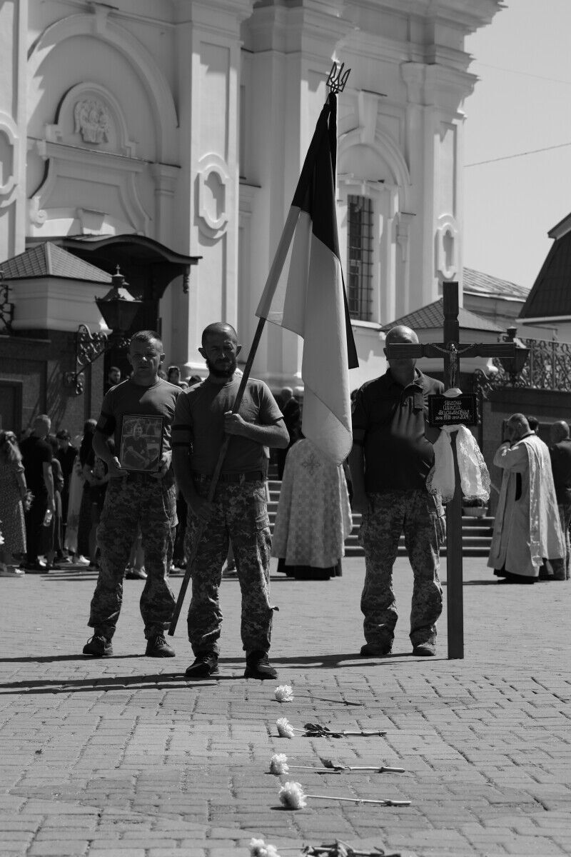 Йому назавжди буде 28: у Луцьку попрощалися з командиром мотопіхотного відділення, який загинув в боях за Україну. Фото