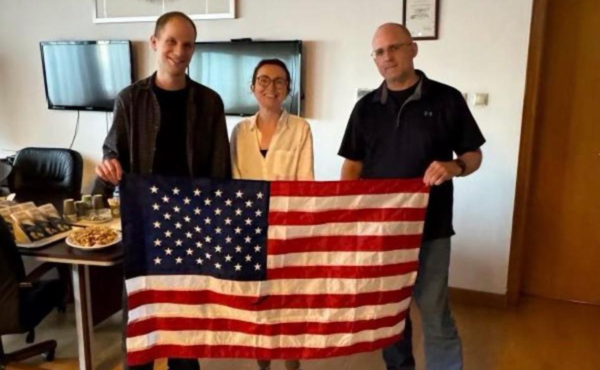 Эван Гершкович, Алсу Курмашева и Пол Уилан(слева направо) dqxikeidqxidqeant