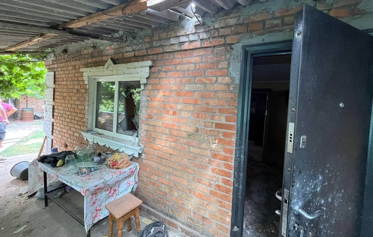 оккупанты били по Никопольщине дронами и артиллерией: повреждена инфраструктура и дома. Фото