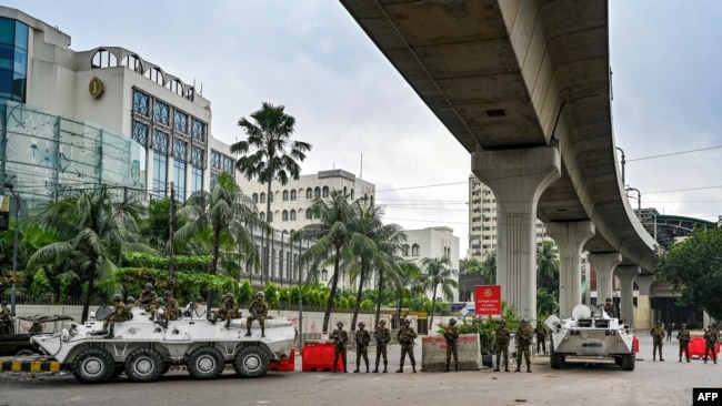 Военнослужащие армии Бангладеш стоят на страже во время комендантского часа после столкновений между полицией и активистами, Дакка, 5 августа 2024 года dqxikeidqxidqrant