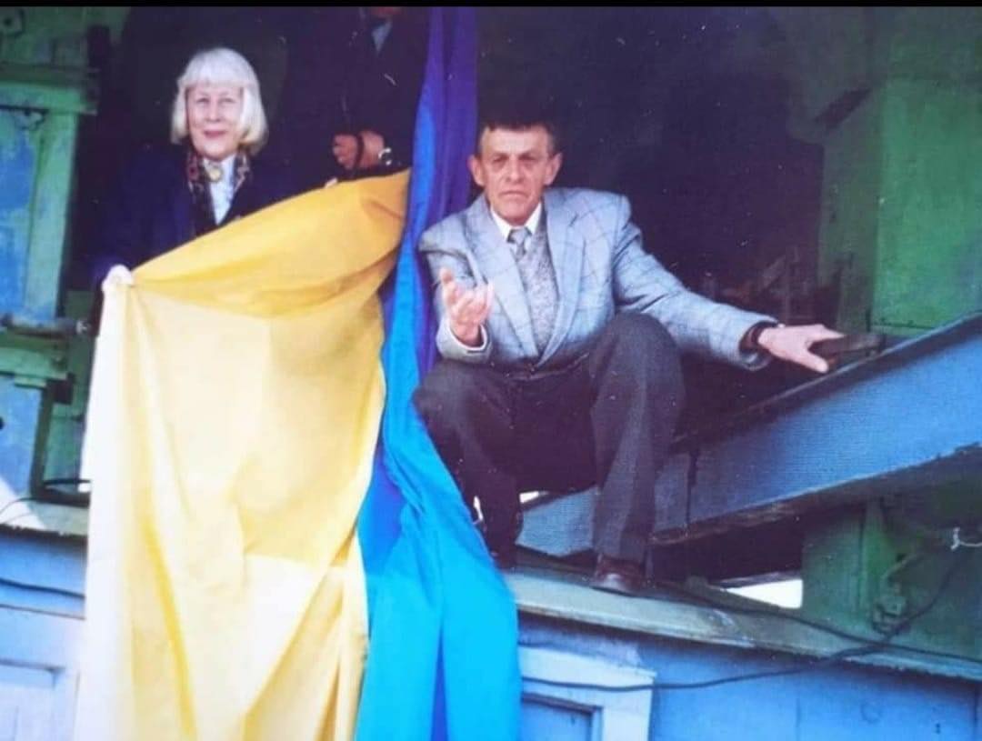 Стефания Шабатура и Зиновий Саляк во время поднятия флага над Ратушей