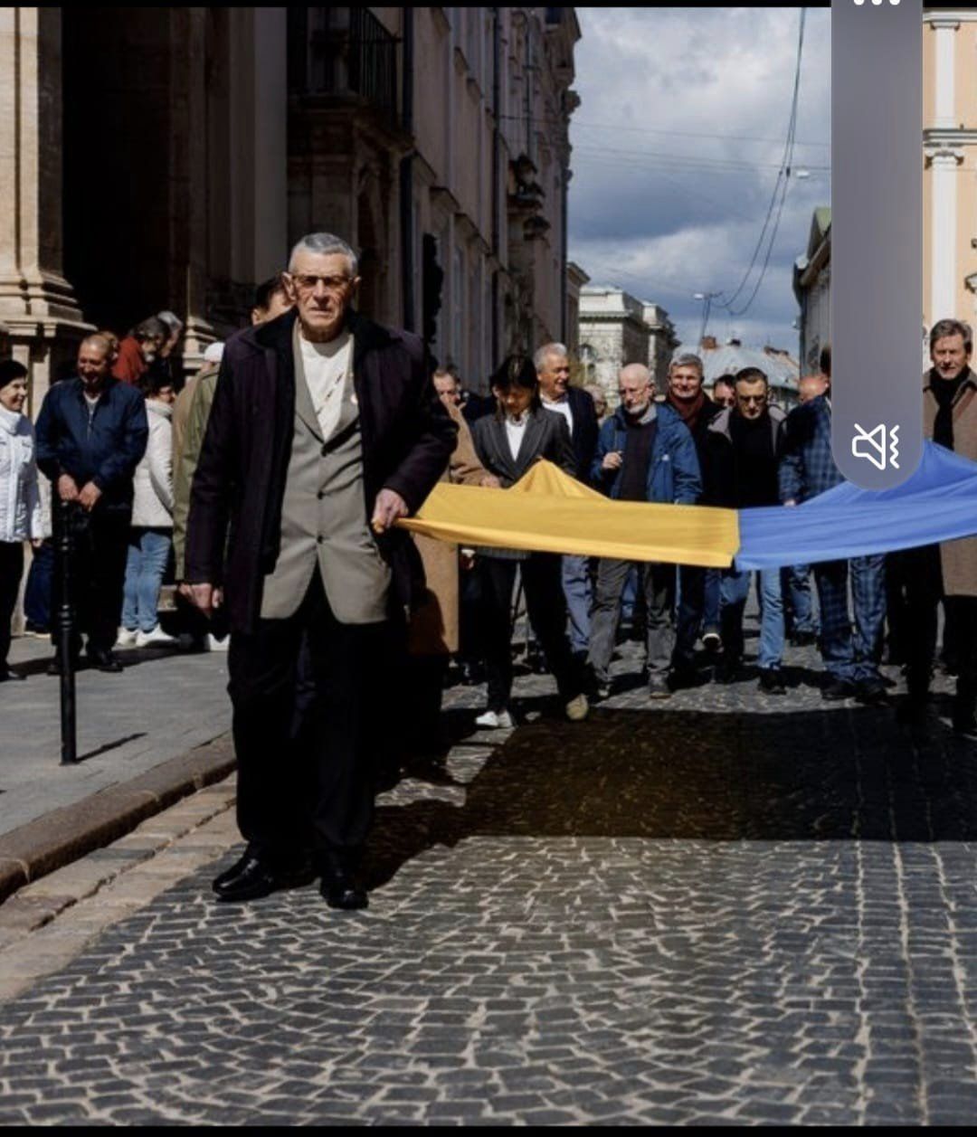 Зиновій Саляк бере учассть у щорічній церемонії підняття прапора над Ратушею