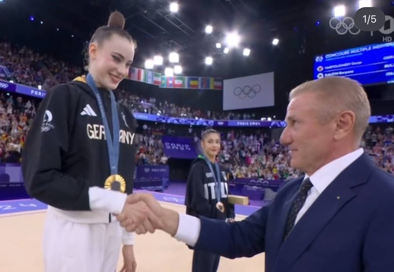 На Олімпіаді-2024 Бубка нагородив чемпіонку з Барнаула, яка підтримує окупацію України. Відео dqxikeidqxidqeant