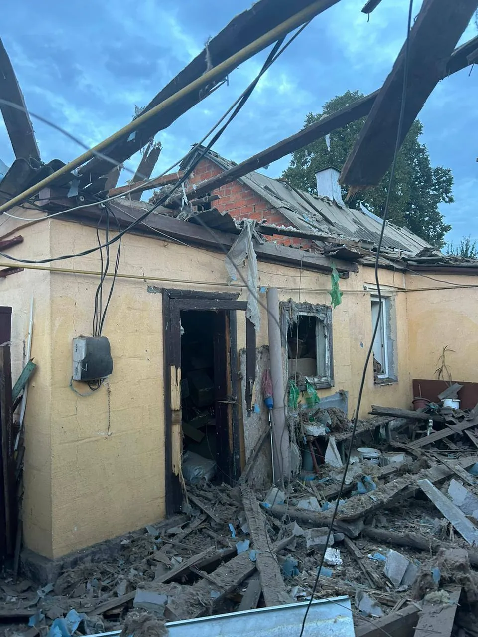 На Харківщині армія Путіна поцілила по приватному будинку: під завалами опинилася родина, є загиблі dqxikeidqxidqrant