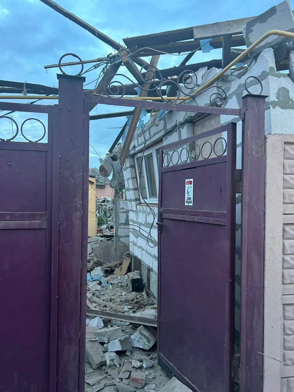 На Харківщині армія Путіна поцілила по приватному будинку: під завалами опинилася родина, є загиблі