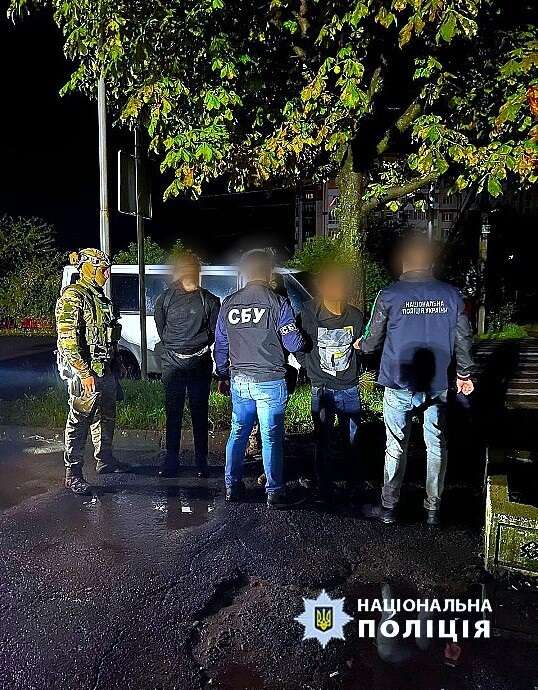 поджигали внедорожники военнослужащих: полицейские и сбу задержали двух молодых людей dqxikeidqxidqrant