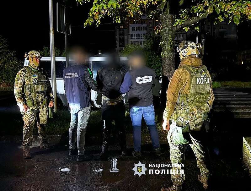 поджигали внедорожники военнослужащих: полицейские и сбу задержали двух молодых людей