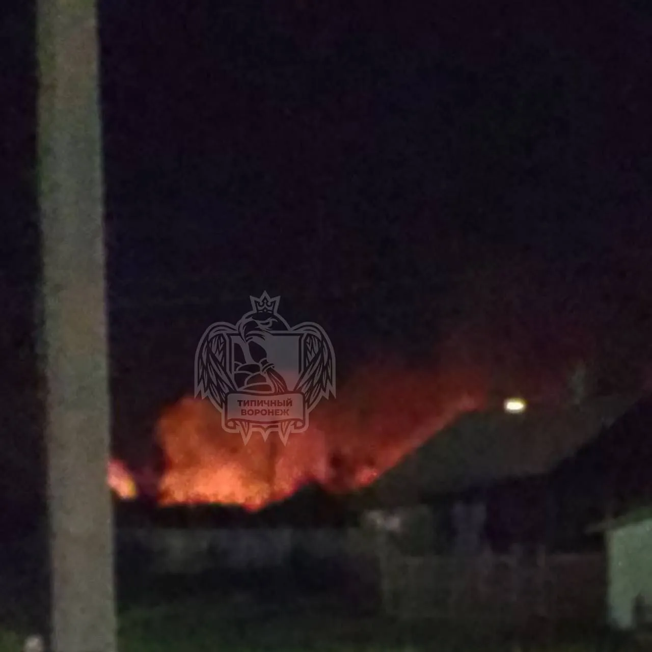 У Воронежі пролунали потужні вибухи: окупанти скаржаться на атаку, спалахнула пожежа. Відео
