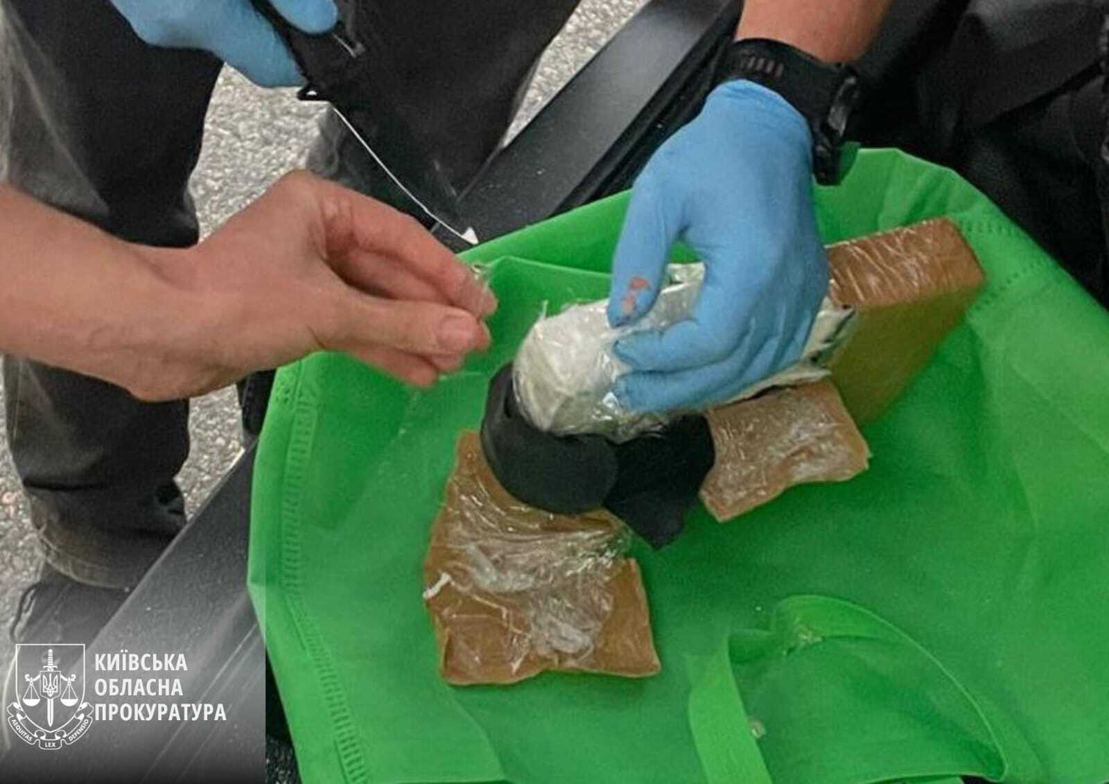 Кокаїн під виглядом порошку для прання: правоохоронці Київщини викрили двох контрабандистів наркотиків. Фото dqxikeidqxidqeant