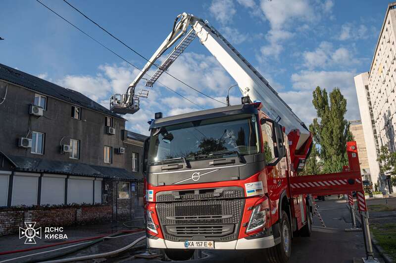 У Києві сталась масштабна пожежа в адмінбудівлі. Подробиці, фото і відео