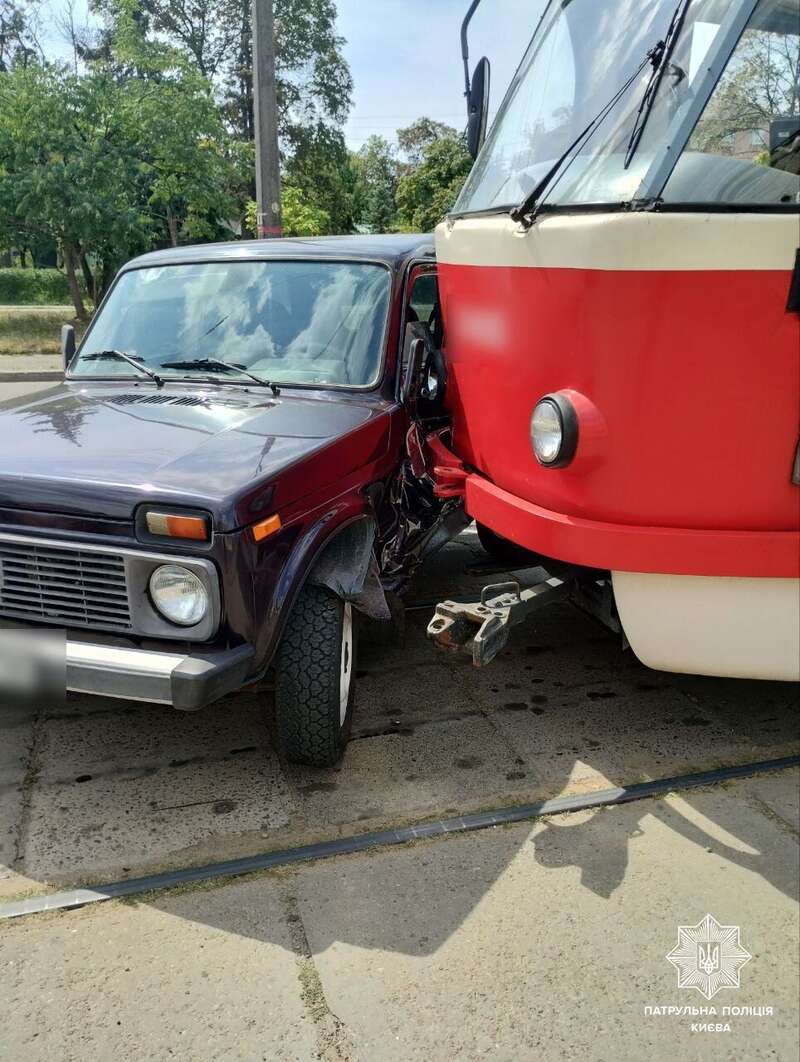 В Киеве трамвай протаранил легковушку, образовалась пробка. Подробности и фото dqxikeidqxidqrant