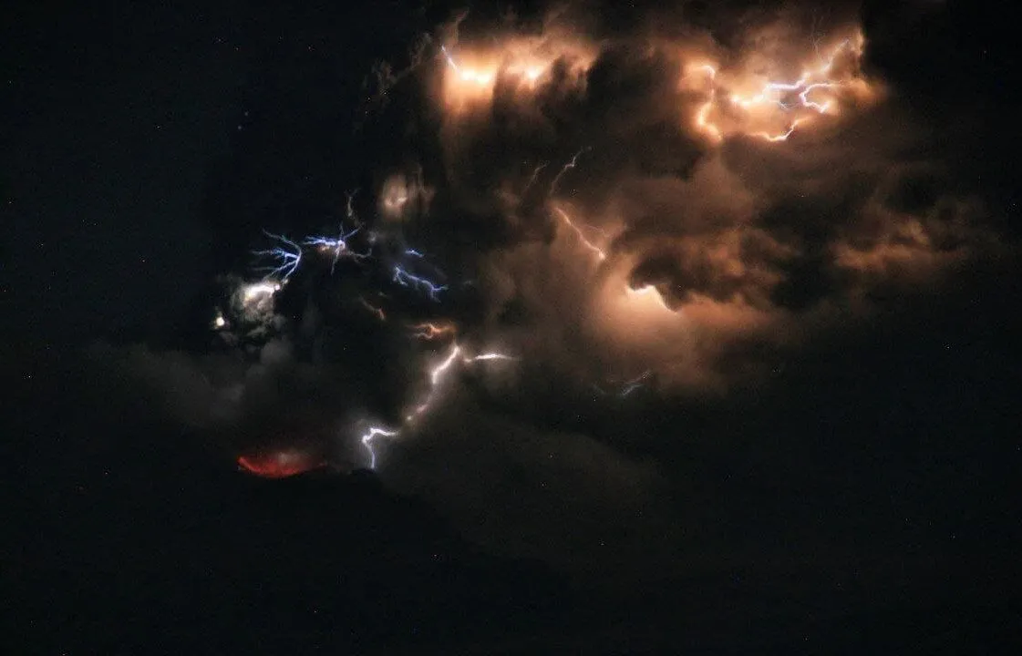 Россию трясет и разрывает изнутри: на Камчатке произошло мощное землетрясение и извержение вулкана. Видео