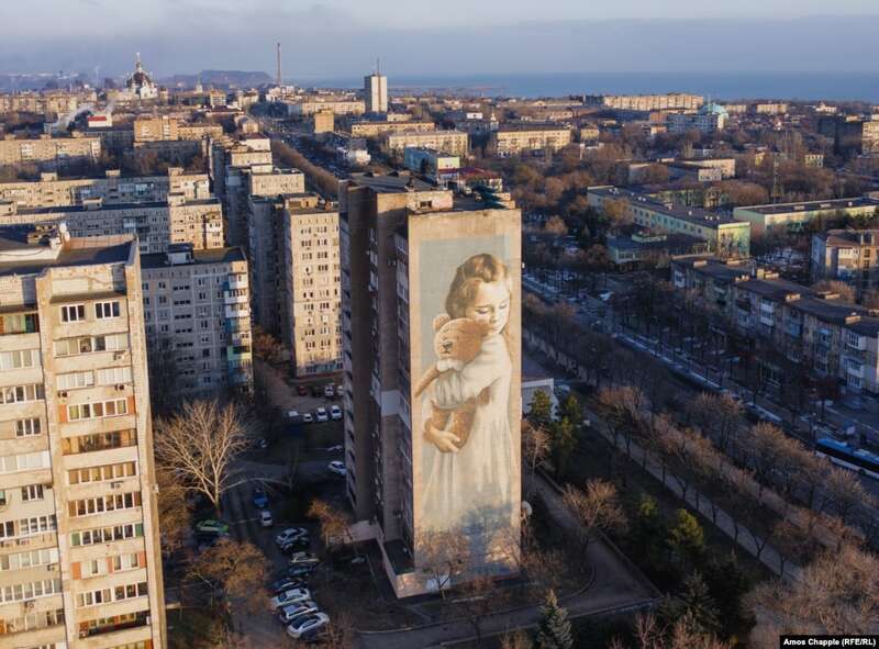 Внаслідок обстрілу Маріуполя 2015 року Мілана, якій на той момент було три роки, залишилася без матері. Вона також втратила ногу і наново вчилася ходити