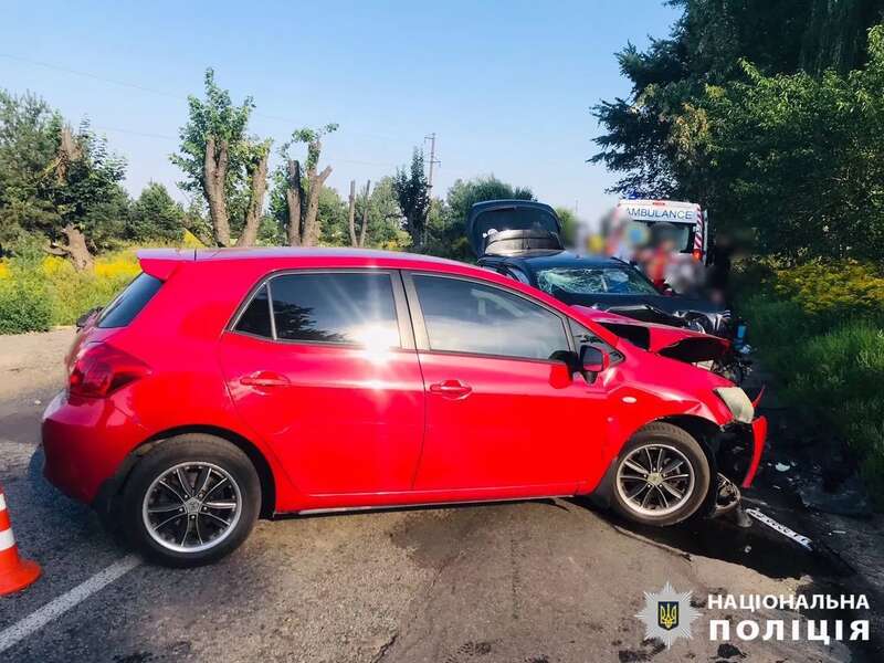 В Киевской области произошло лобовое столкновение двух легковушек, есть пострадавшие. Фото dqxikeidqxidqeant