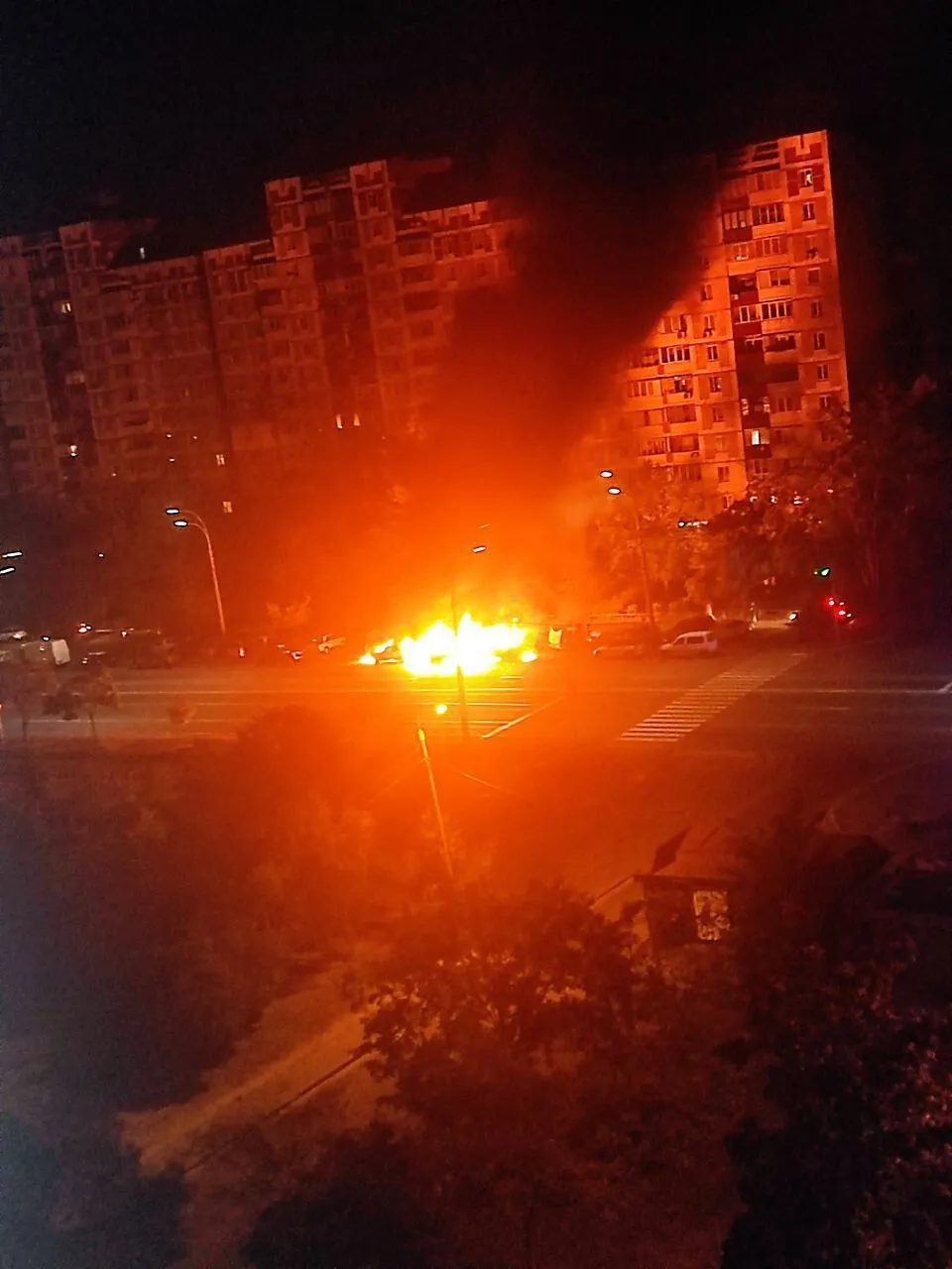 Four cars burned in Kyiv in Troyeshchyna: one of the cars allegedly belonged to the military. Photos and videos dqxikeidqxidqeant