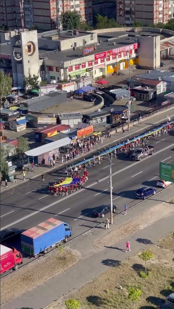 Довжина – 207 метрів: у Києві на Троєщині провели щорічний забіг із прапором України. Відео dqxikeidqxidqeant