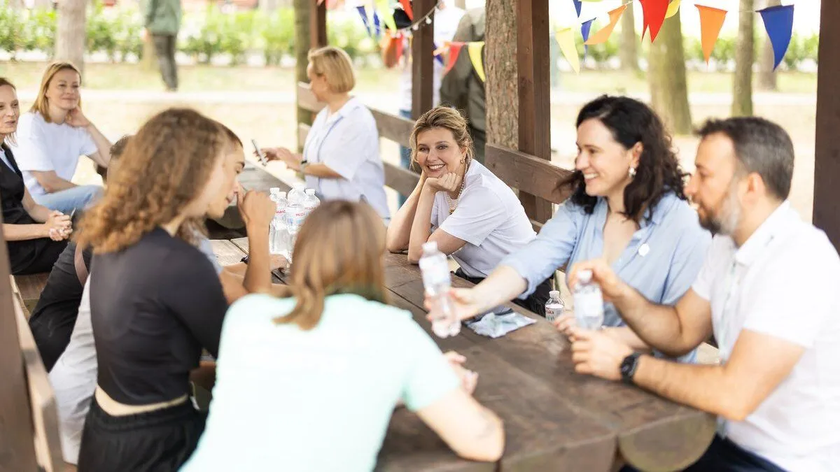 In a T-shirt, sneakers and a necklace worth 9.5 thousand hryvnia: Zelenskaya appeared in public in an informal look for the first time in a long time dqxikeidqxiqexant