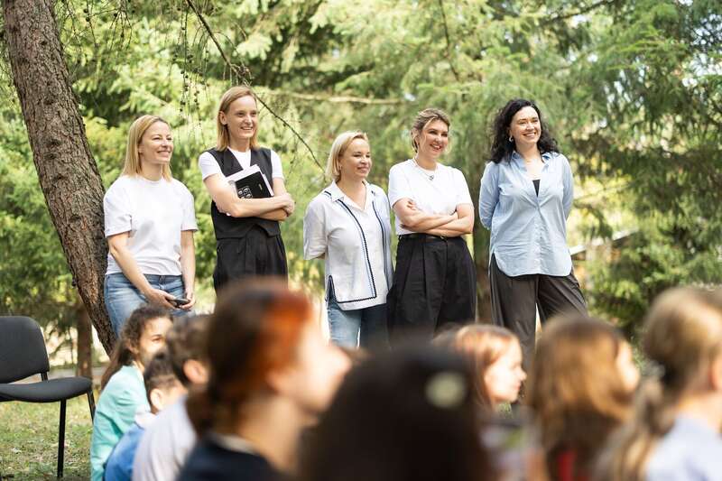 In a T-shirt, sneakers and a necklace worth 9.5 thousand hryvnia: Zelenskaya appeared in public in an informal look for the first time in a long time