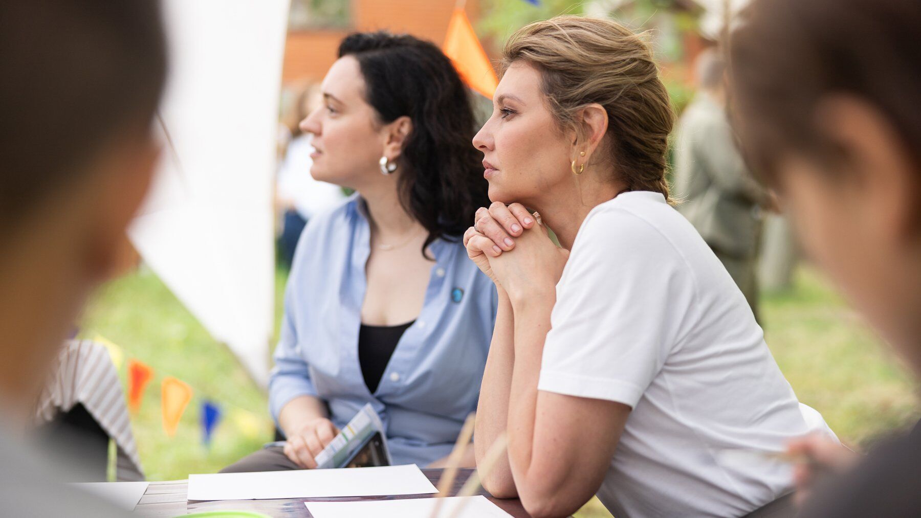 In a T-shirt, sneakers and a necklace worth 9.5 thousand hryvnia: Zelenskaya appeared in public in an informal look for the first time in a long time