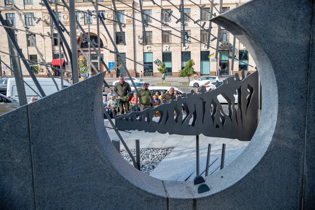 В Україні вшановують пам’ять захисників, які загинули в боях з російськими окупантами. Фото і відео акцій у різних містах