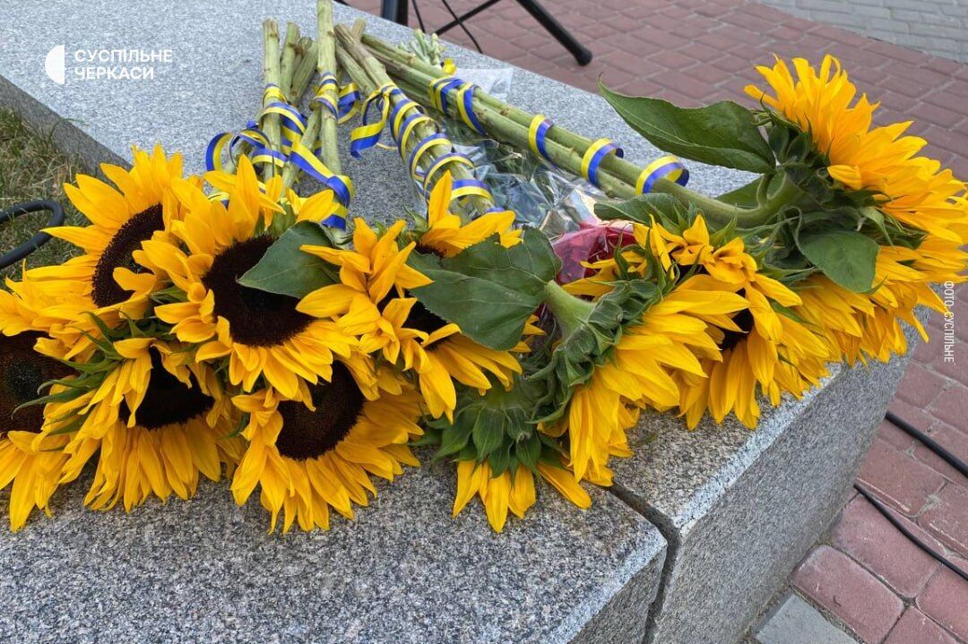 В Україні вшановують пам’ять захисників, які загинули в боях з російськими окупантами. Фото і відео акцій у різних містах