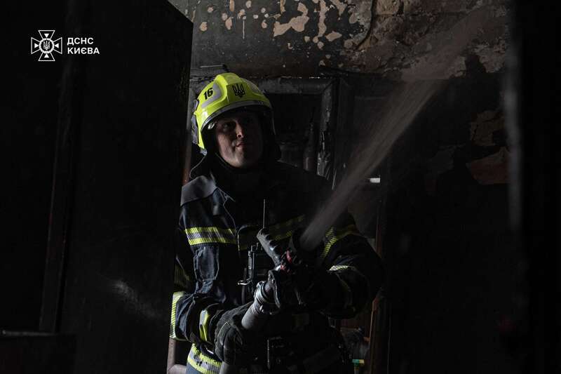 В Киеве произошел масштабный пожар в частном доме, пострадавший. Подробности и фото