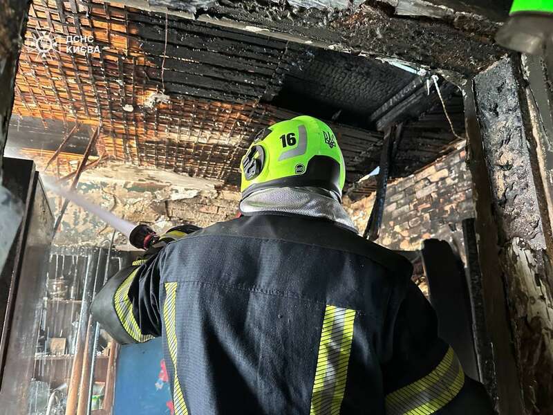 У Києві сталась масштабна пожежа у приватному будинку, є постраждалий. Подробиці і фото dqxikeidqxidqeant